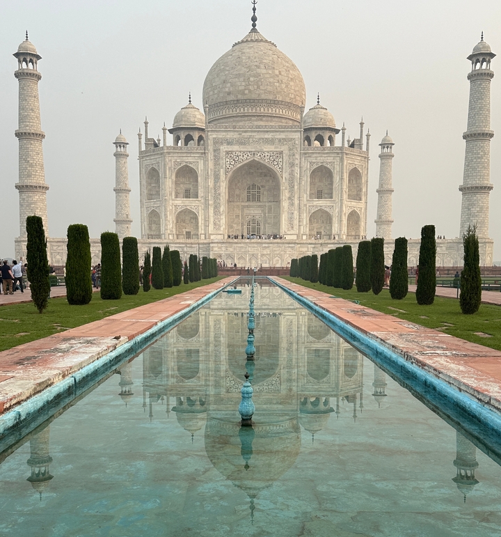 Le Taj Mahal avec reflet et jardins.
