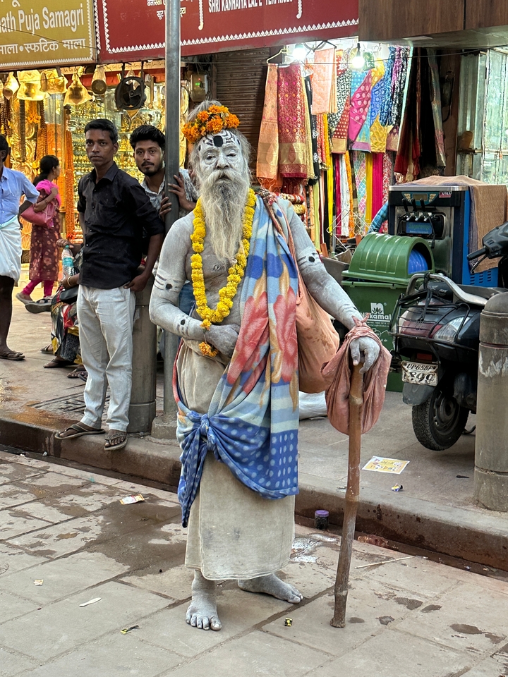 Artiste de rue statue dans une rue animée avec des gens.