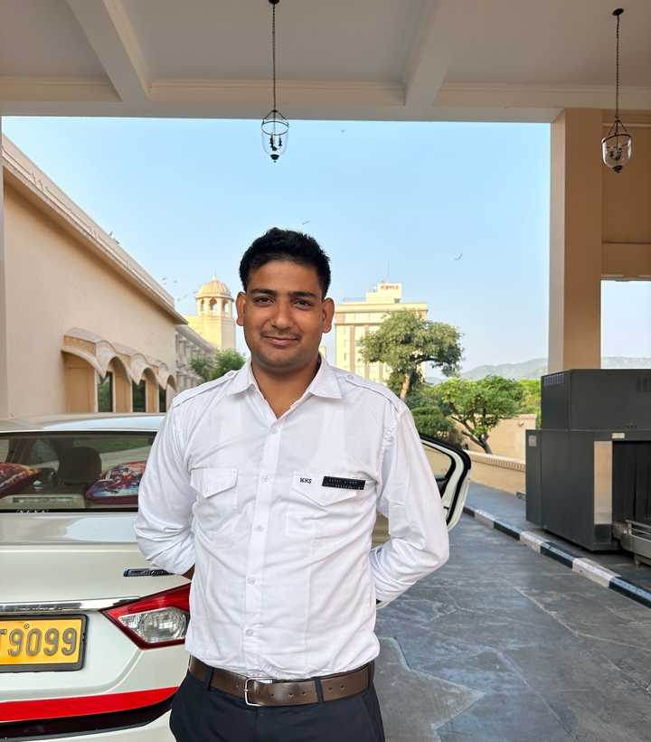 Portrait d'un homme debout près d'une voiture.