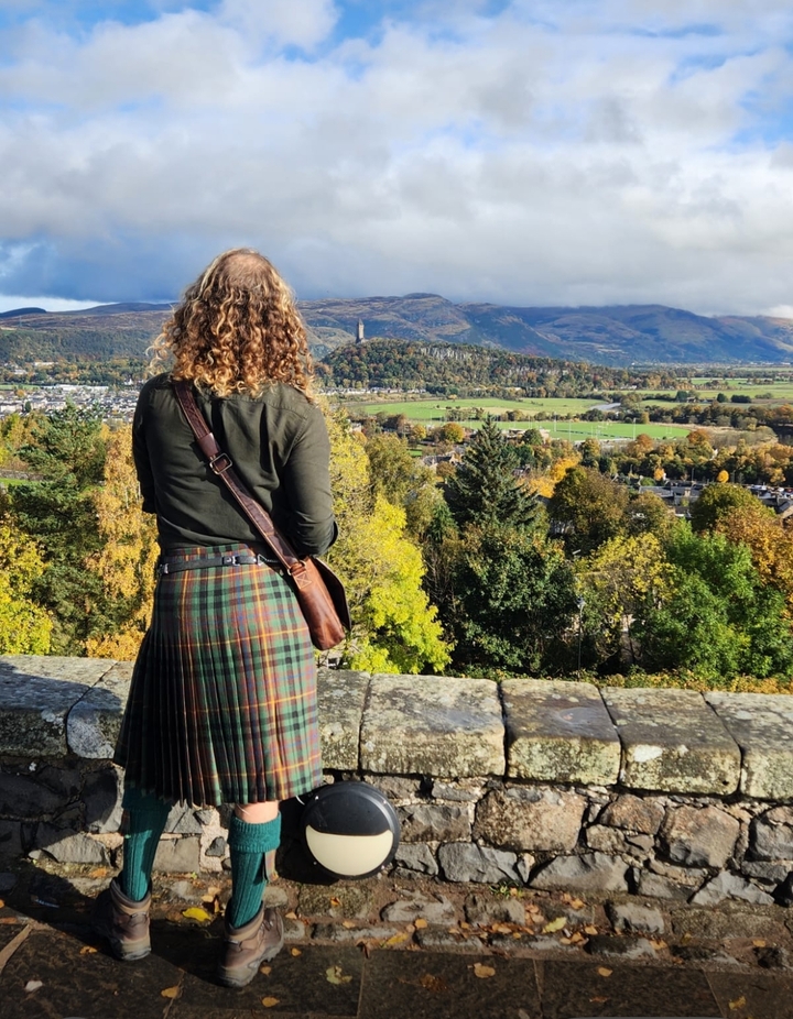 Vue panoramique sur les collines et la campagne depuis un point d'observation élevé.