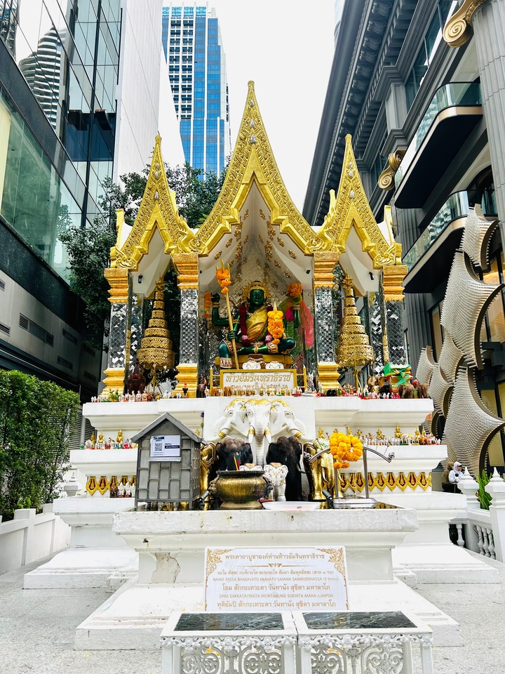 Sanctuaire élaboré avec des détails ornementaux et des offrandes.