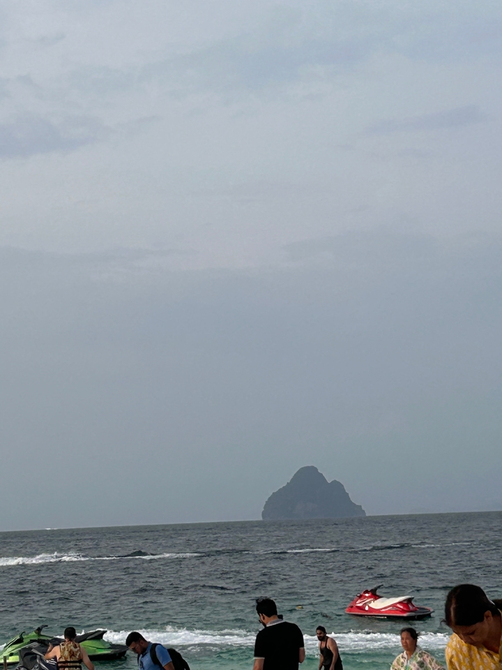La silhouette d'une montagne contre un ciel nuageux.