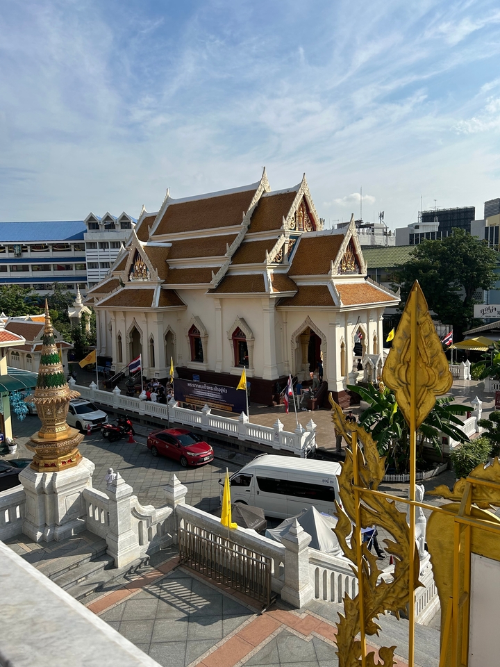 Un bâtiment de temple orné blanc et doré avec des décorations.