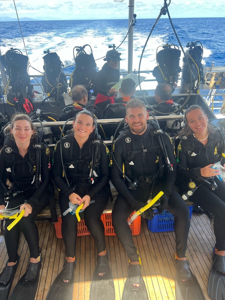 Des plongeurs sous-marins qui posent pour une photo.