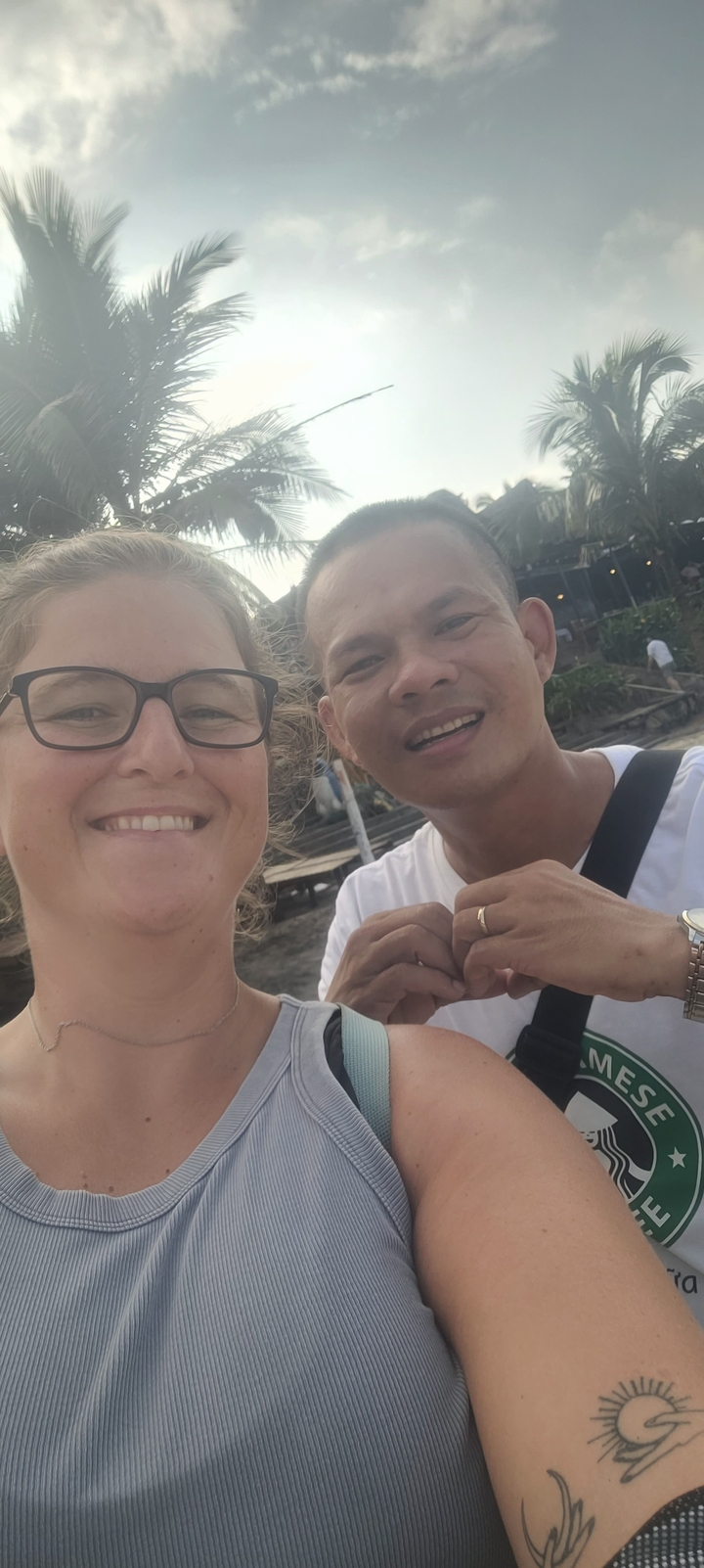Deux personnes souriantes à la caméra
