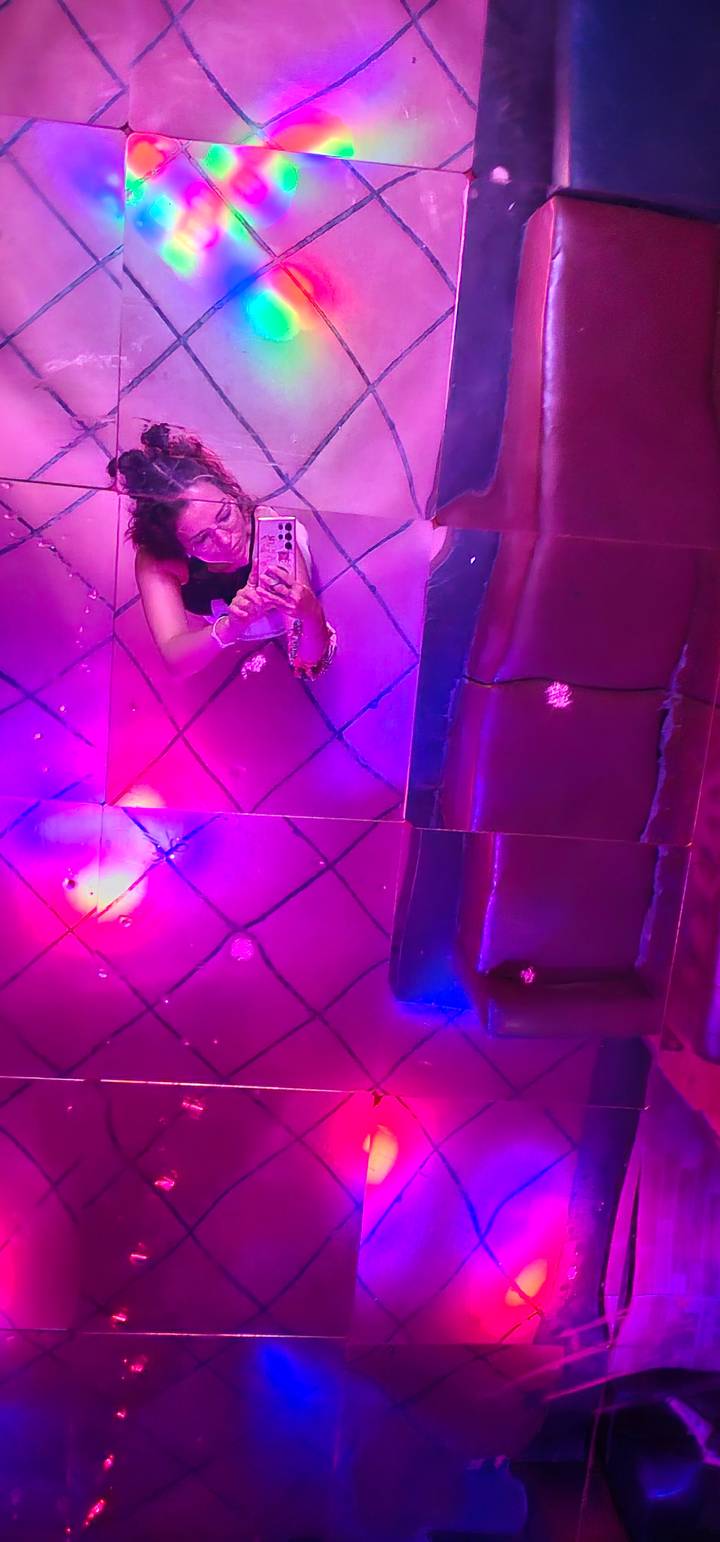 Photo abstraite floue et colorée avec un éclairage violet.