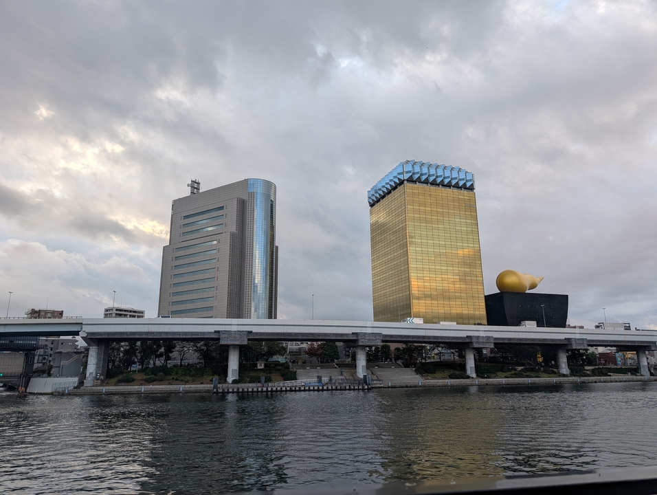 Gratte-ciel modernes reflétant la lumière du jour près d'une rivière.