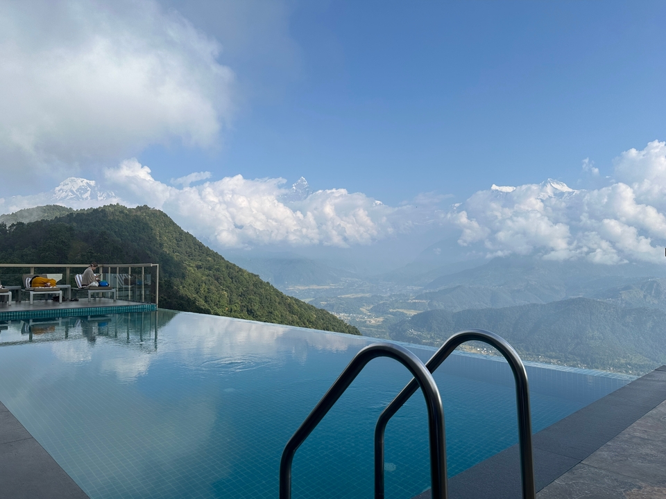 Piscine à débordement surplombant les montagnes avec vue sur l'Himalaya.