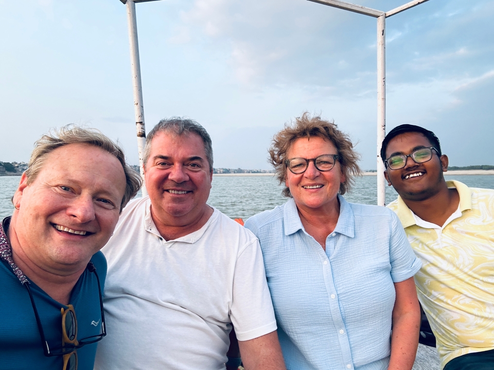Groupe d'amis souriants lors d'une promenade en bateau.