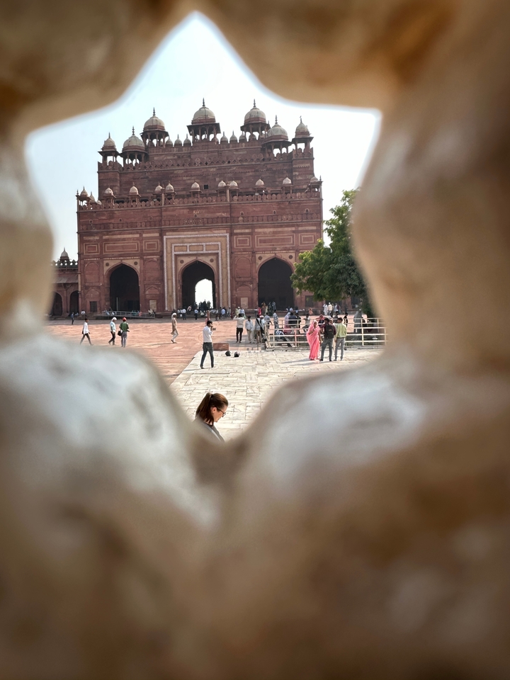 Des gens explorant un fort historique en grès rouge.