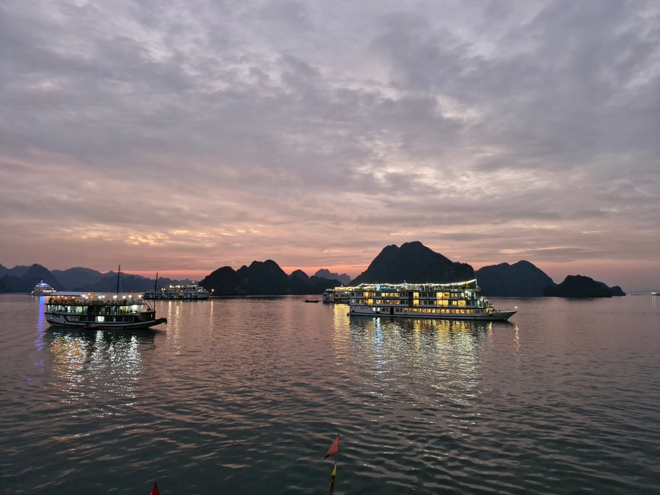 Baie sereine avec bateaux au crépuscule.