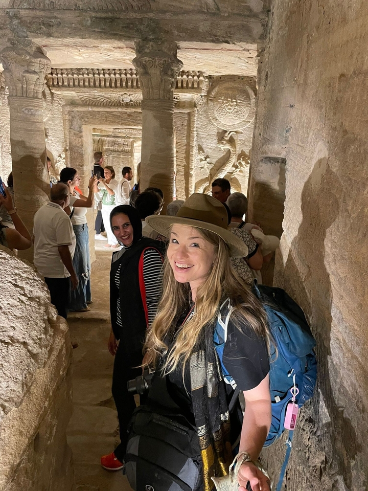 Des personnes explorant une ancienne structure de pierre.