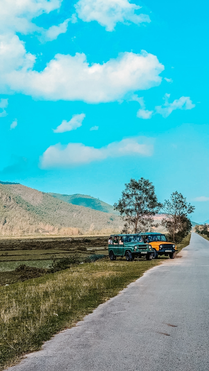 Groupe de personnes dans un véhicule ouvert avec des montagnes en arrière-plan