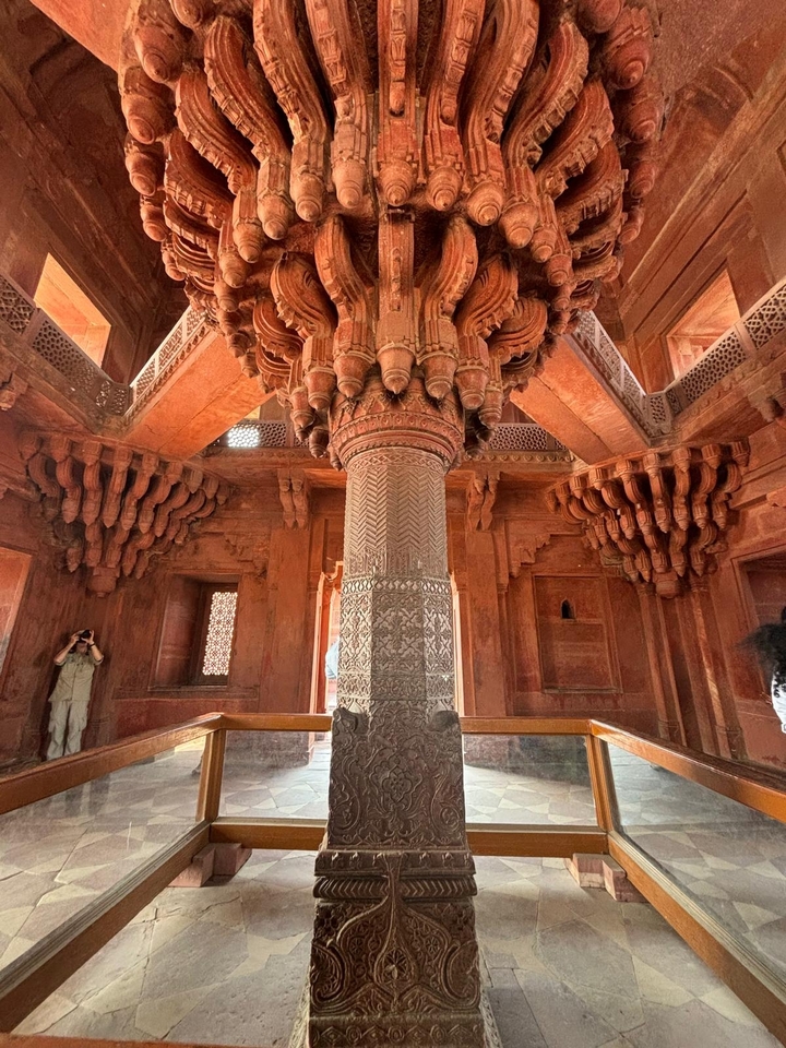 Vue intérieure d'une colonne finement sculptée dans un site historique.