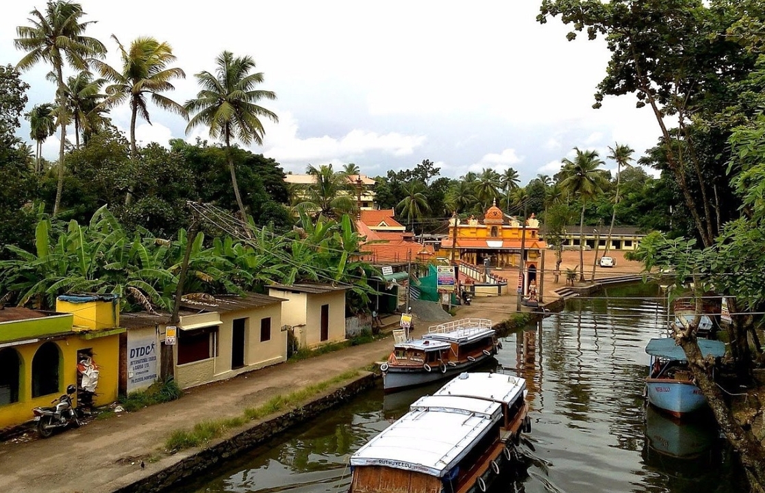 Vue sur le canal avec des bateaux et un environnement tropical.