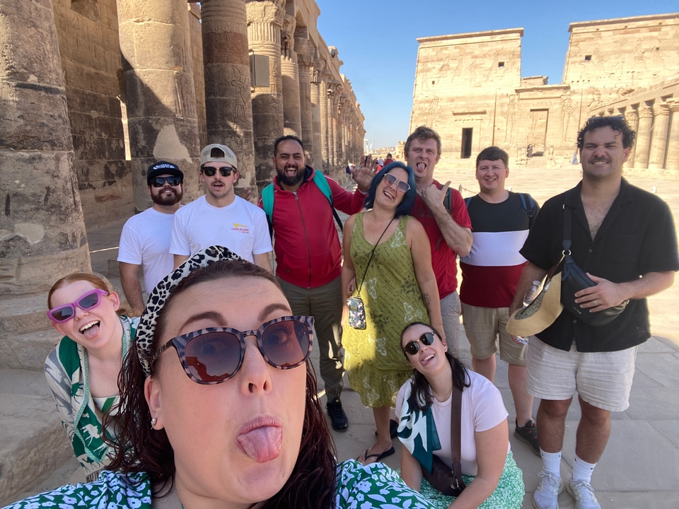 Selfie de groupe devant un temple égyptien.