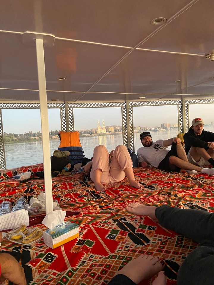 Se détendre sur un bateau décoré au bord d'une rivière.
