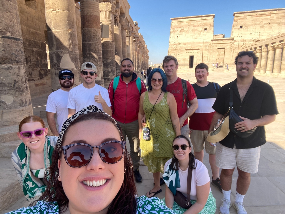 Groupe devant d'anciennes structures de temple.