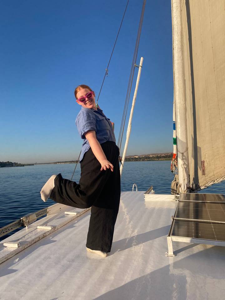 Femme qui pose sur un voilier.