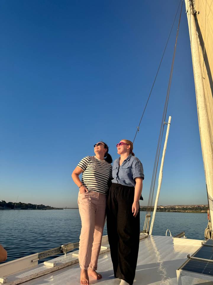Deux femmes profitant d'une journée ensoleillée sur un bateau.