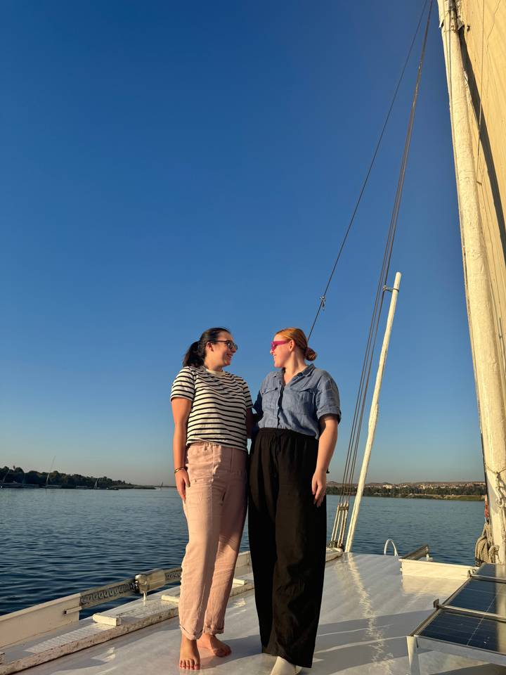 Deux femmes partageant un moment sur un bateau.