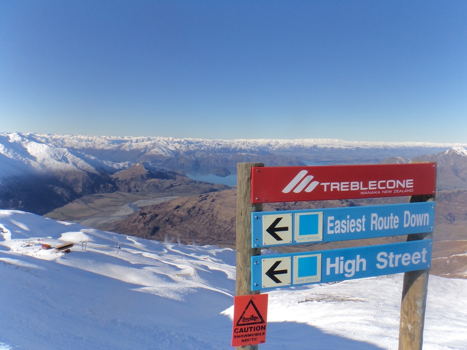 Vue d'une piste de ski indiquant les itinéraires avec la mention Treblecone à Wanaka.