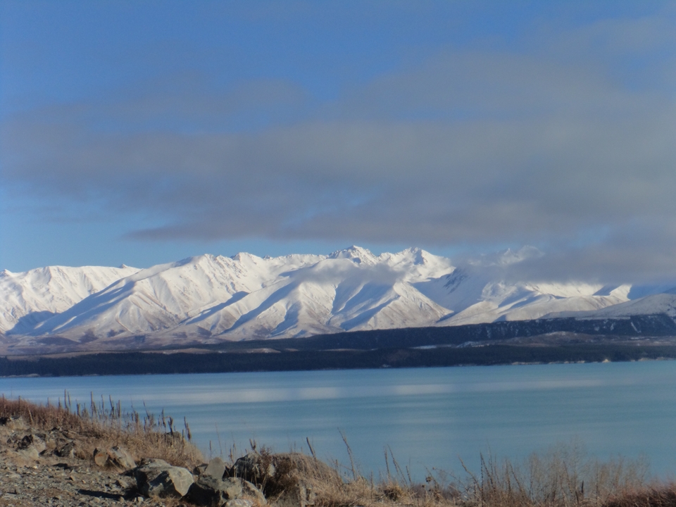 Pics montagneux enneigés sous un ciel d'un bleu éclatant.