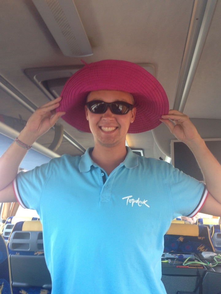 Personne portant un chapeau brillant et des lunettes de soleil souriant