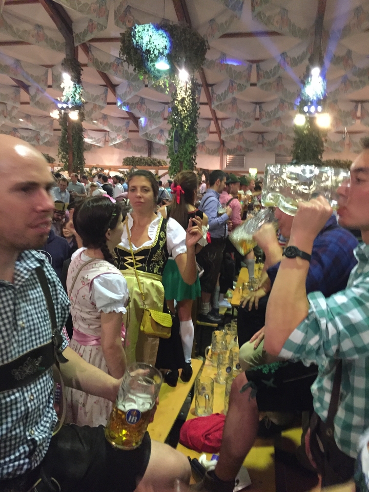 Des personnes profitent d'un festival animé à l'intérieur.