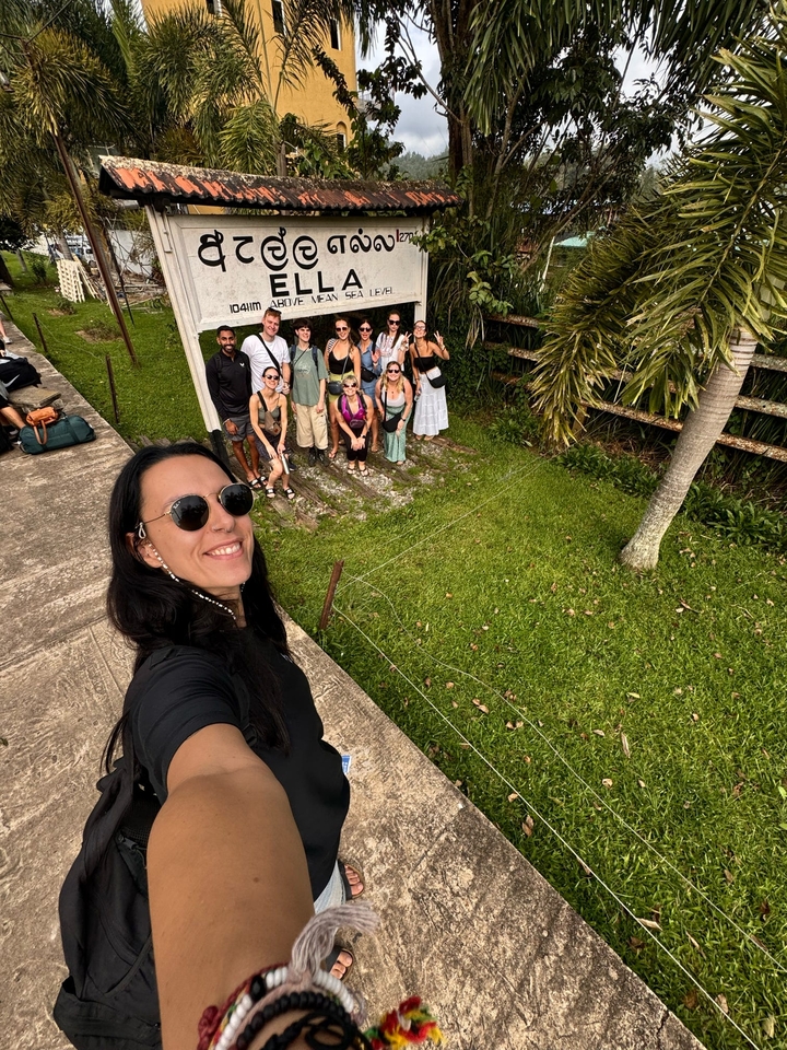 Un groupe de personnes qui posent pour un selfie par une journée ensoleillée.
