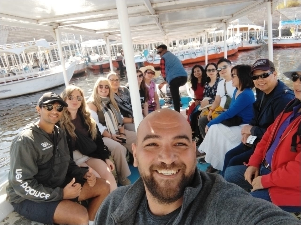 Groupe de personnes lors d'une excursion en bateau avec transport local.