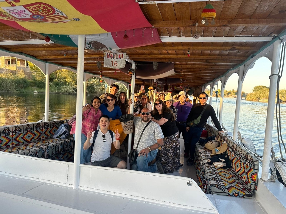 Groupe de personnes profitant d'une promenade en bateau sur une rivière.