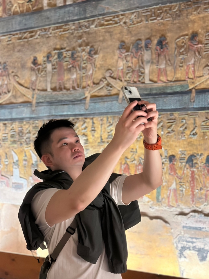 Personne prenant une photo à l'intérieur d'un temple égyptien.