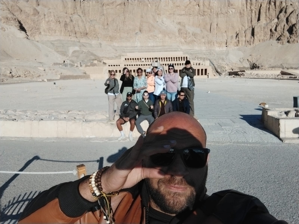 Groupe de personnes posant au temple d'Hatchepsout.