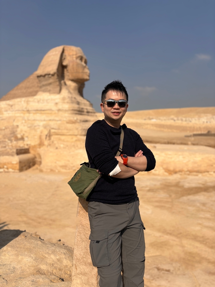 Personne posant devant le Sphinx.