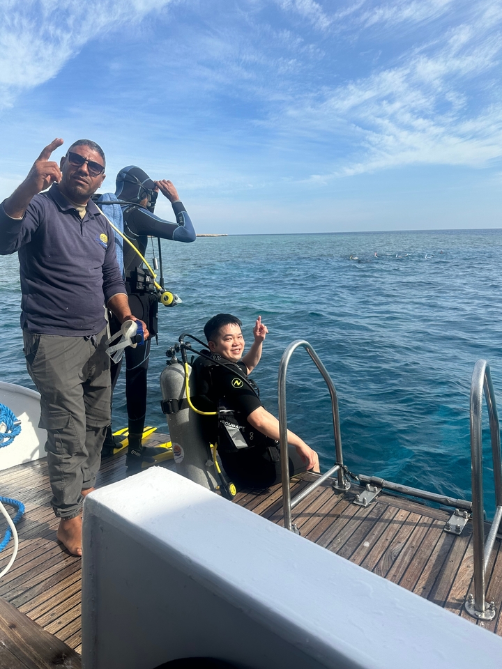 Personne se préparant à plonger dans une eau bleu clair.