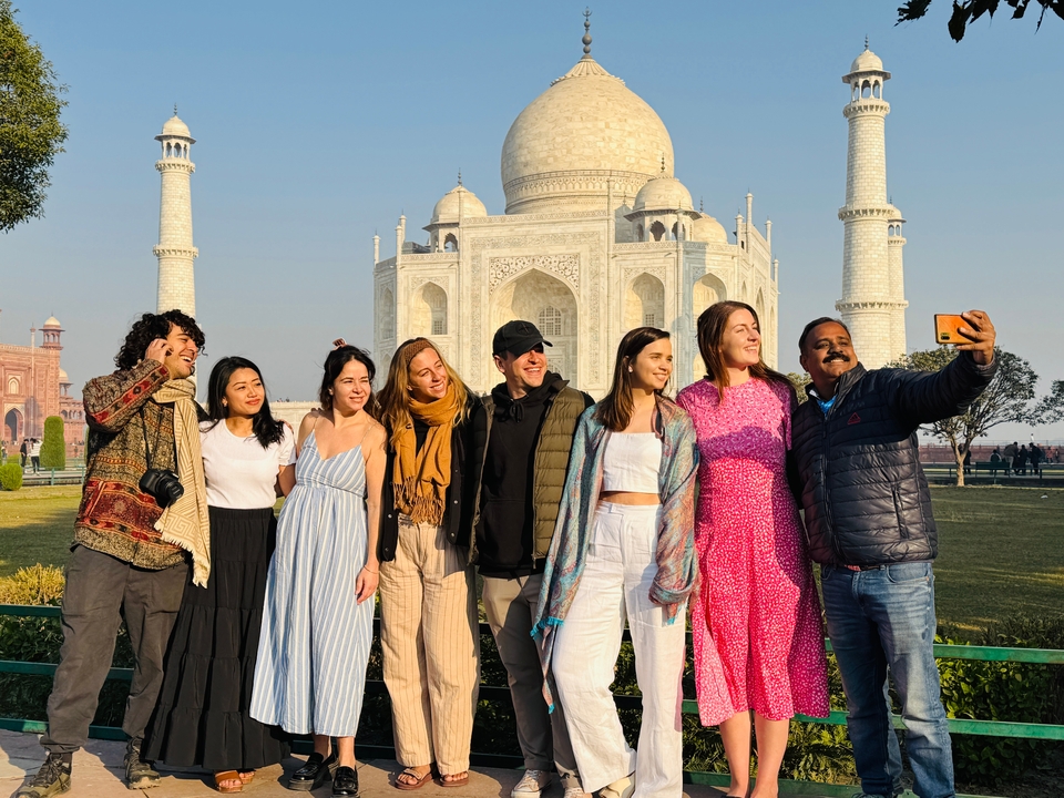 Groupe devant le Taj Mahal en train de prendre un selfie