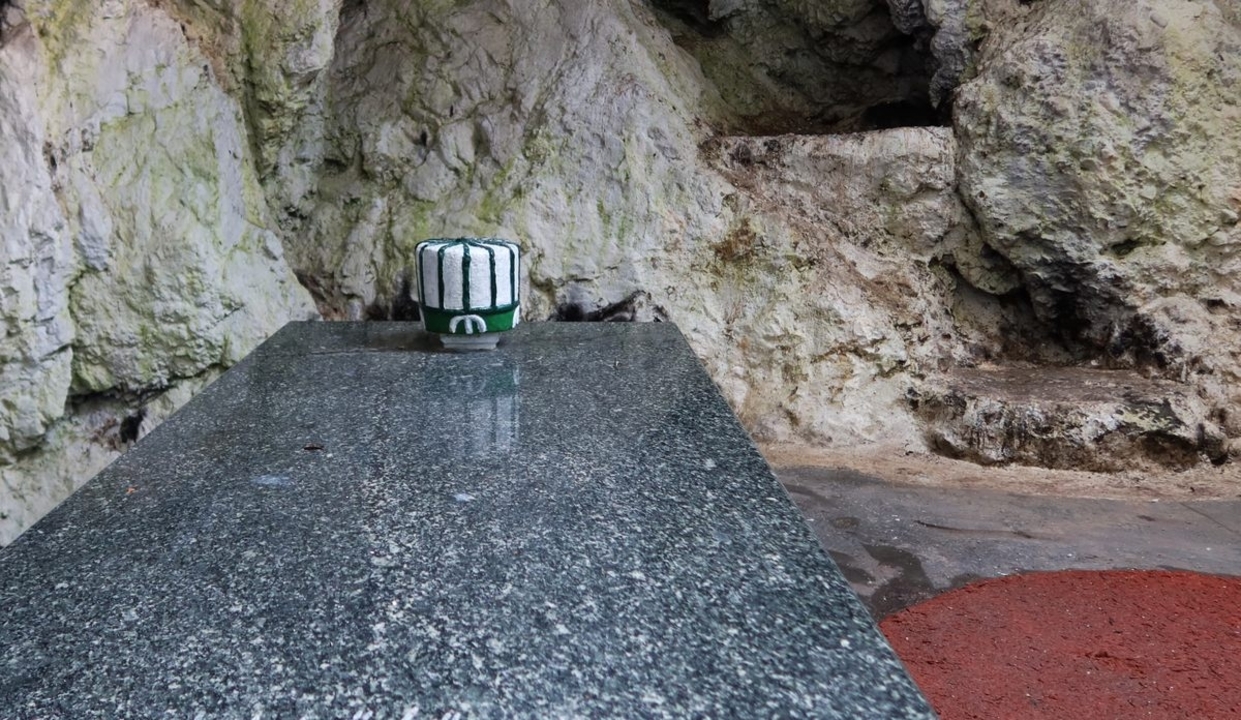 Vue d'une table en pierre située dans une grotte.