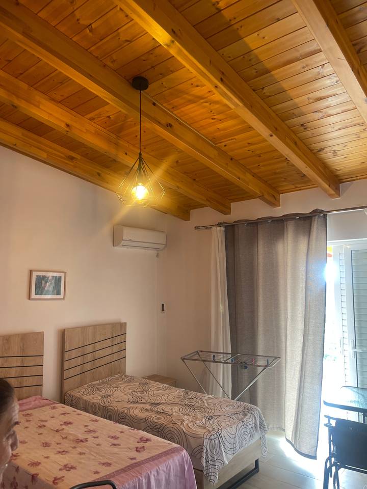 Intérieur avec plafond en bois, climatisation et un rideau.