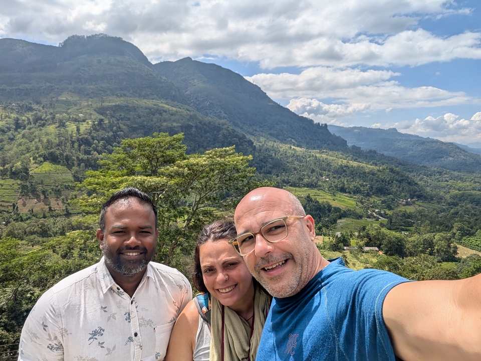 Deux personnes prenant un selfie avec un paysage montagneux pittoresque.