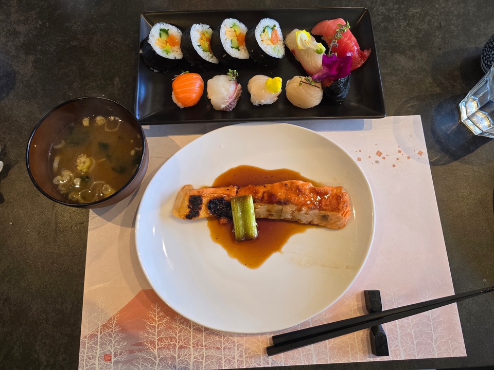 Plats japonais incluant sushi et saumon grillé.