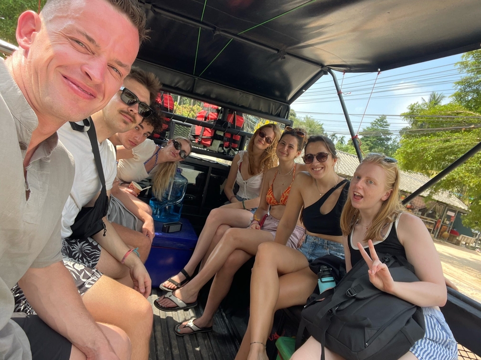 Un groupe d'amis dans un véhicule, souriant et posant pour la photo.