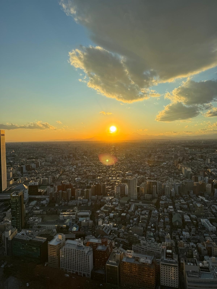 Coucher de soleil urbain avec le soleil qui se couche sur l'horizon des gratte-ciel.