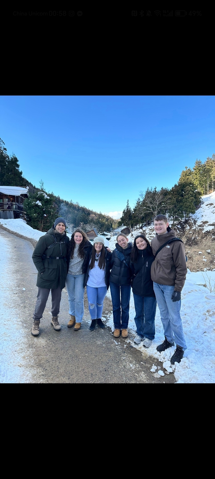 Groupe d'amis posant dans un paysage enneigé.