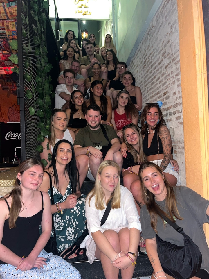 "Groupe de personnes assises ensemble sur un escalier."