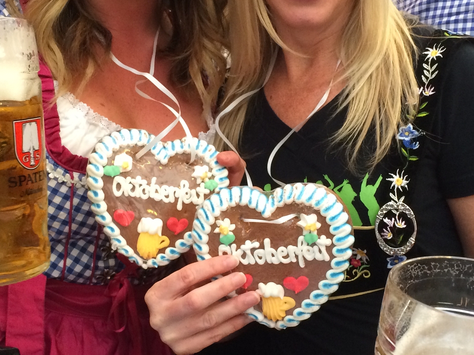 Des biscuits sur le thème de l'Oktoberfest avec des personnes vêtues de robes traditionnelles.