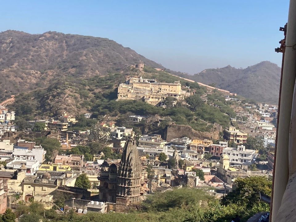 Ville avec un fort historique sur une colline dominant la zone urbaine.