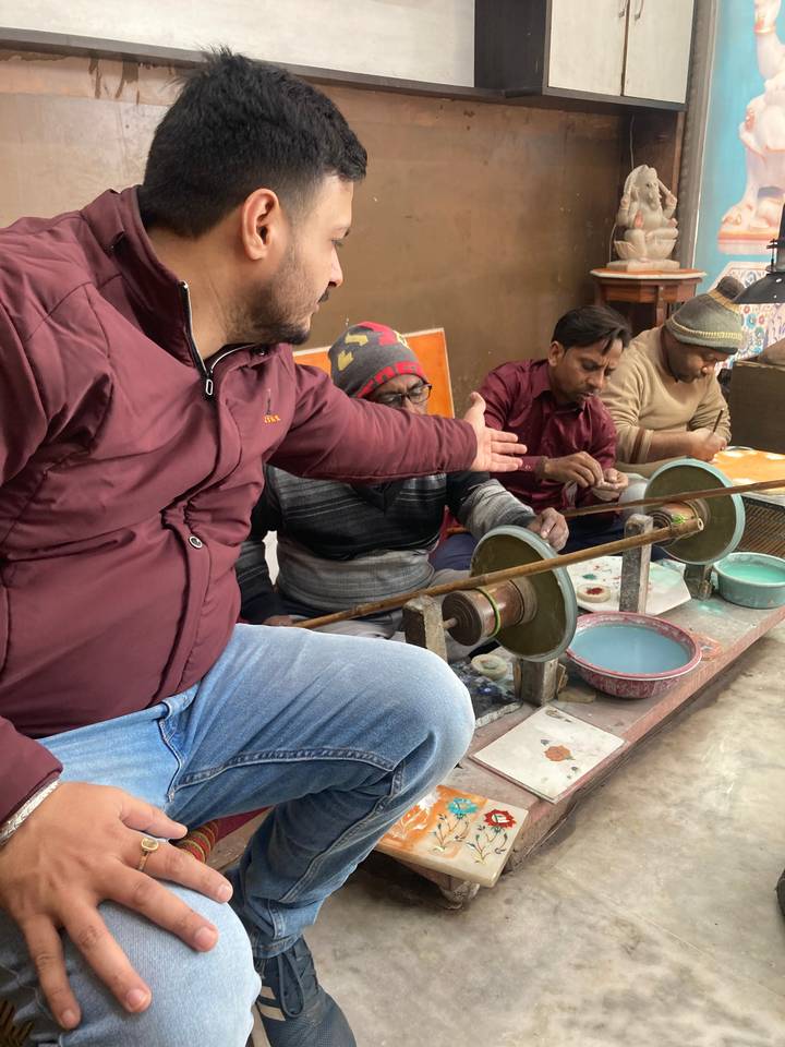 "Artisans travaillant sur de l'artisanat avec des machines."