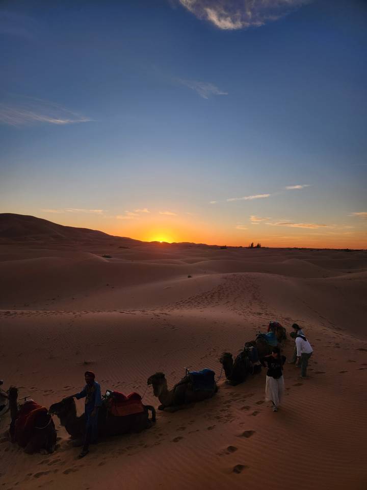 Sonnenuntergang über Sanddünen in der Wüste.