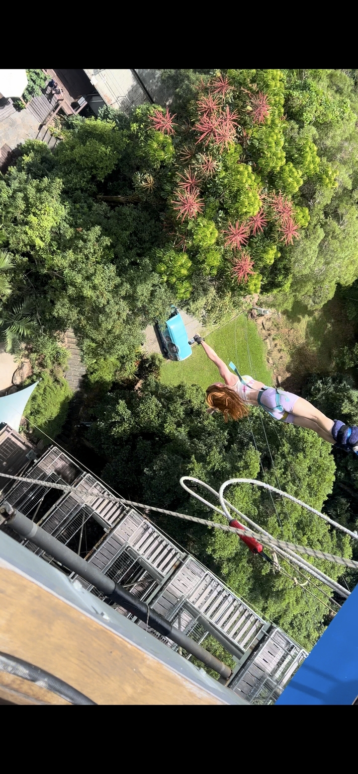 Personne faisant du saut à l'élastique au-dessus d'un paysage luxuriant.